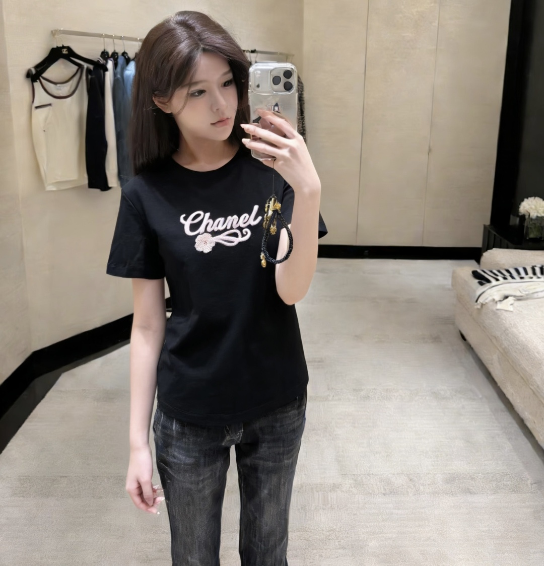 ✨Chane♡限定黑T｜把精致穿在日常✨经典黑底+粉调刺绣logo 自带大小姐氛围感高支棉软fufu的 