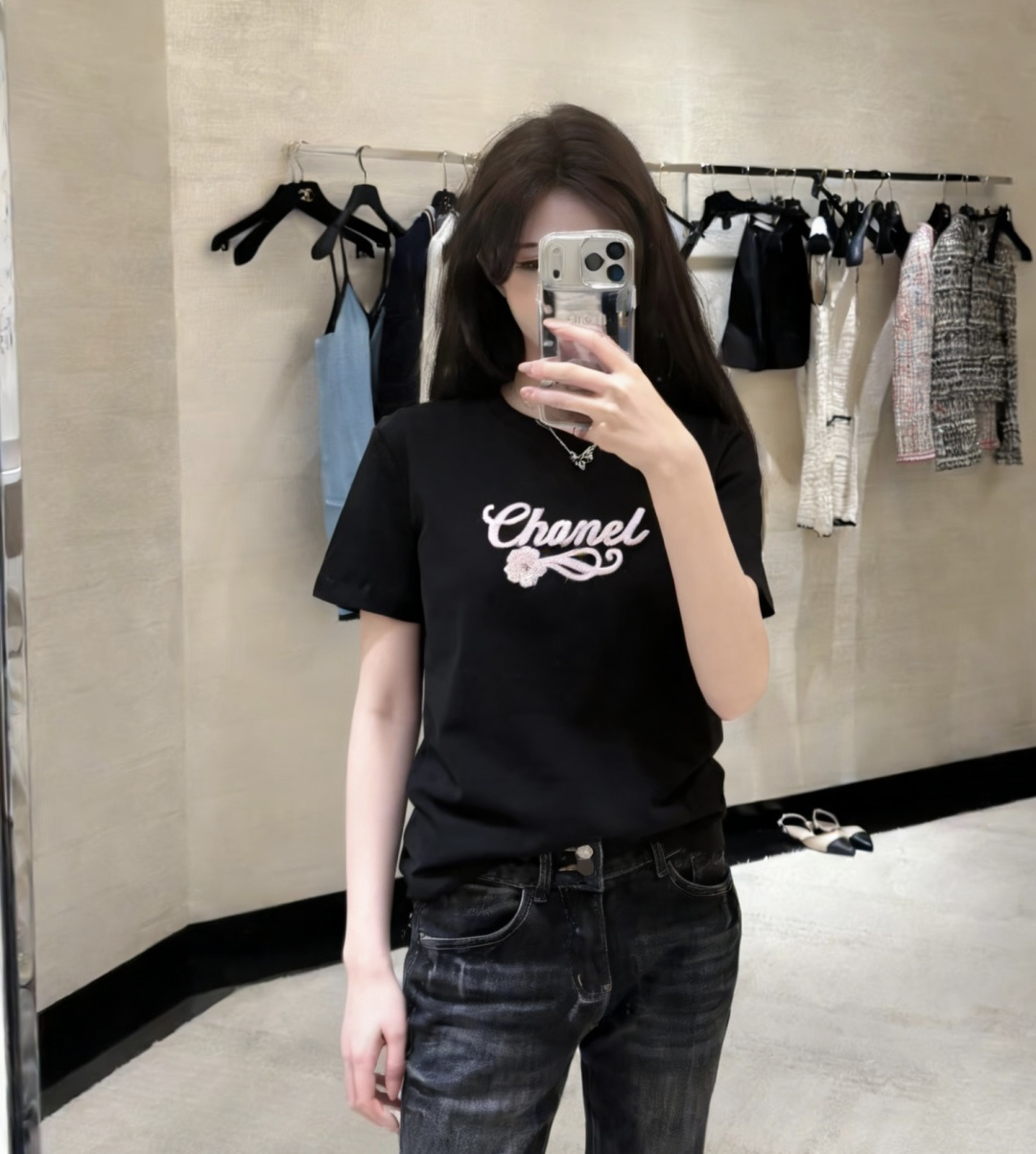 ✨Chane♡限定黑T｜把精致穿在日常✨经典黑底+粉调刺绣logo 自带大小姐氛围感高支棉软fufu的 