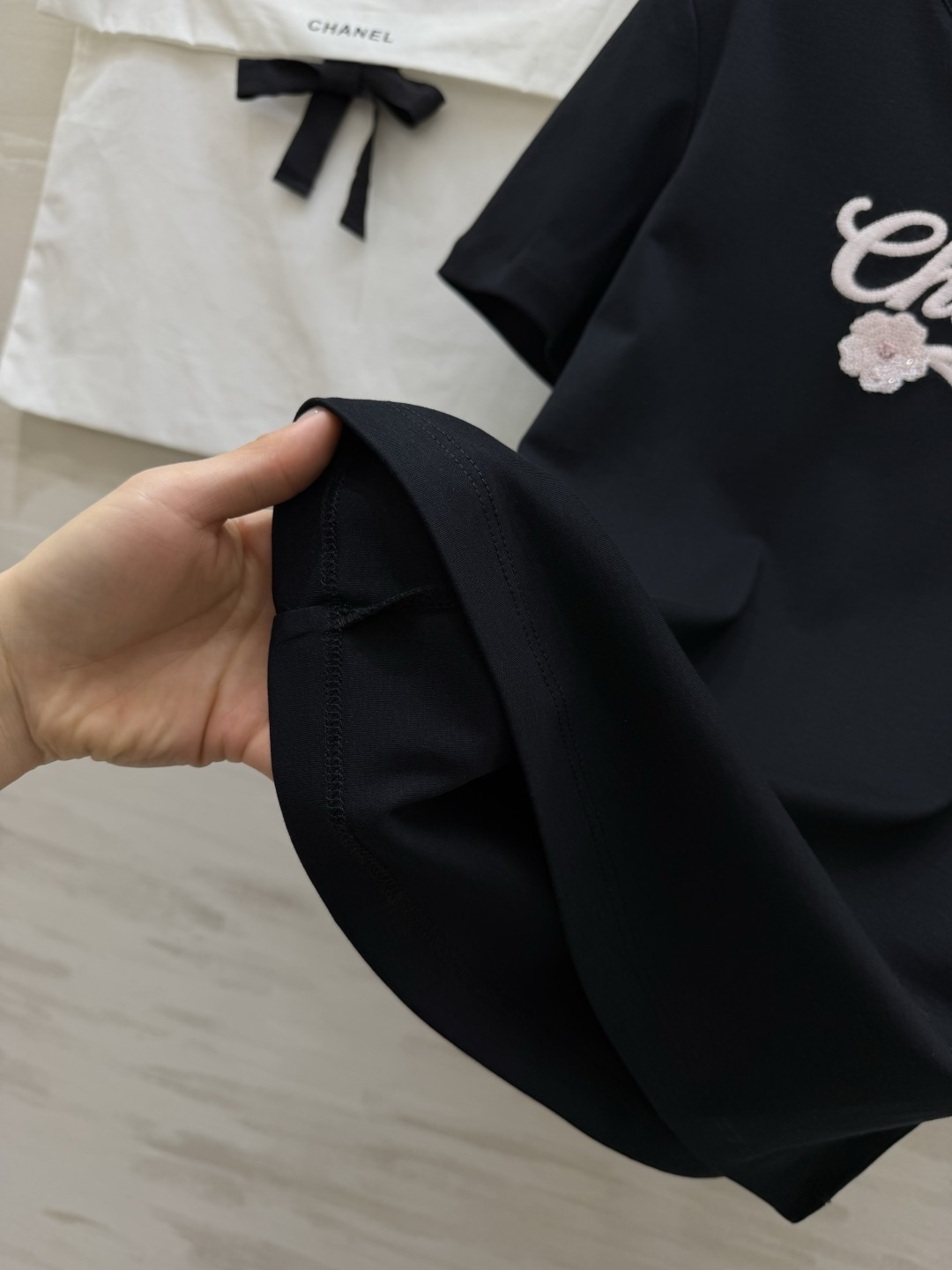 ✨Chane♡限定黑T｜把精致穿在日常✨经典黑底+粉调刺绣logo 自带大小姐氛围感高支棉软fufu的 