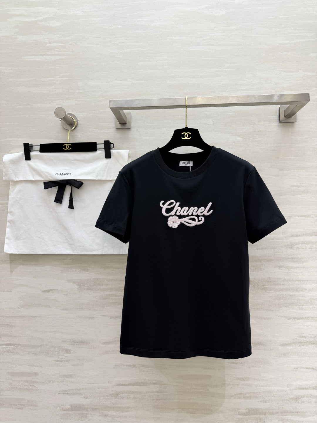 ✨Chane♡限定黑T｜把精致穿在日常✨经典黑底+粉调刺绣logo 自带大小姐氛围感高支棉软fufu的 
