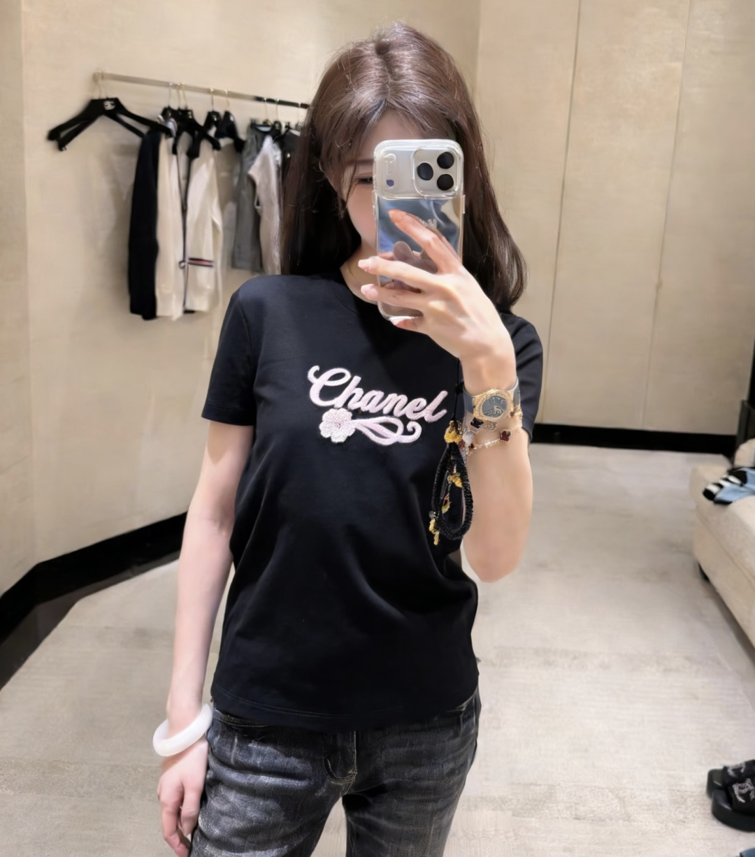 ✨Chane♡限定黑T｜把精致穿在日常✨经典黑底+粉调刺绣logo 自带大小姐氛围感高支棉软fufu的 