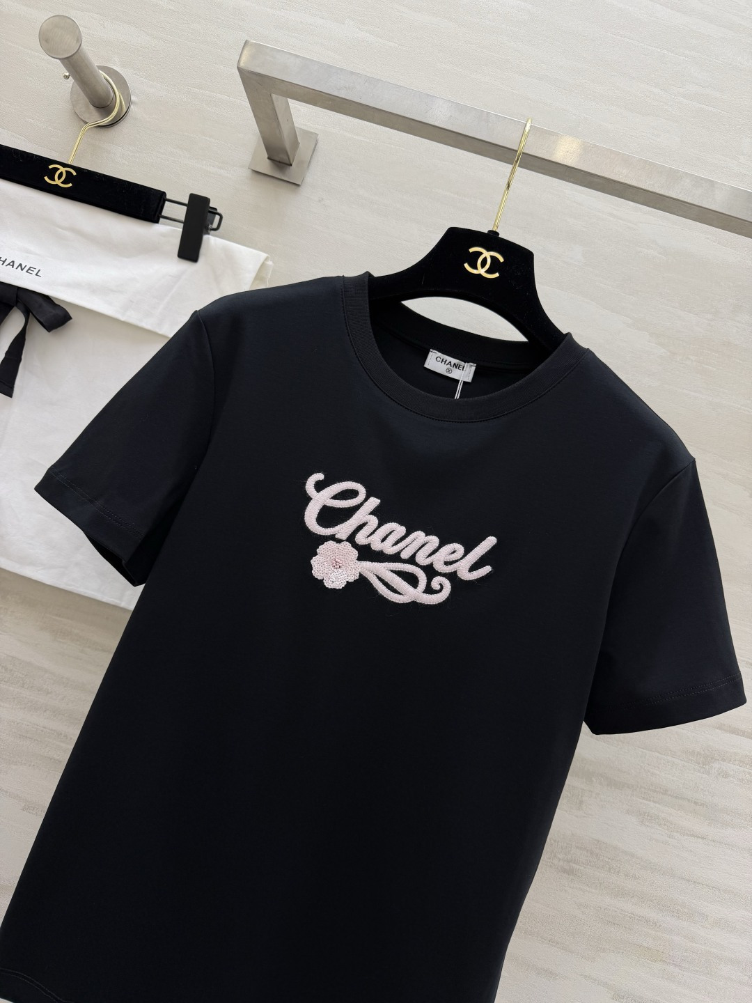 ✨Chane♡限定黑T｜把精致穿在日常✨经典黑底+粉调刺绣logo 自带大小姐氛围感高支棉软fufu的 