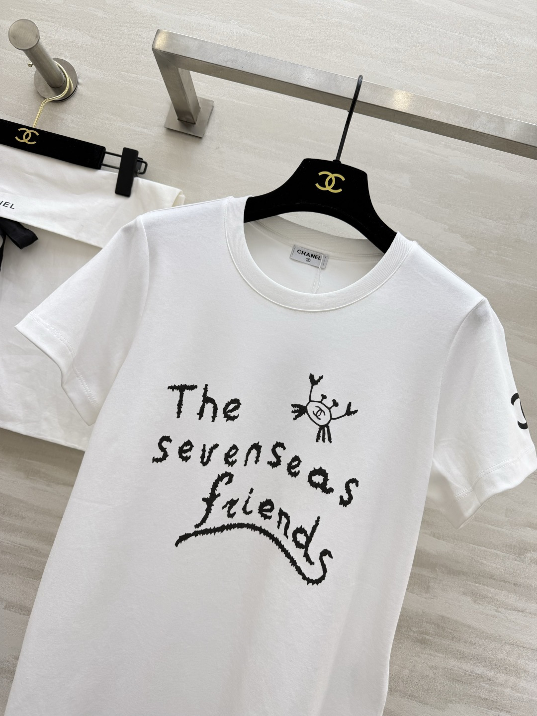 ✨Chane♡²⁶春夏新款 字母T恤｜把艺术感穿在身上✨「The sevenseas friends」字