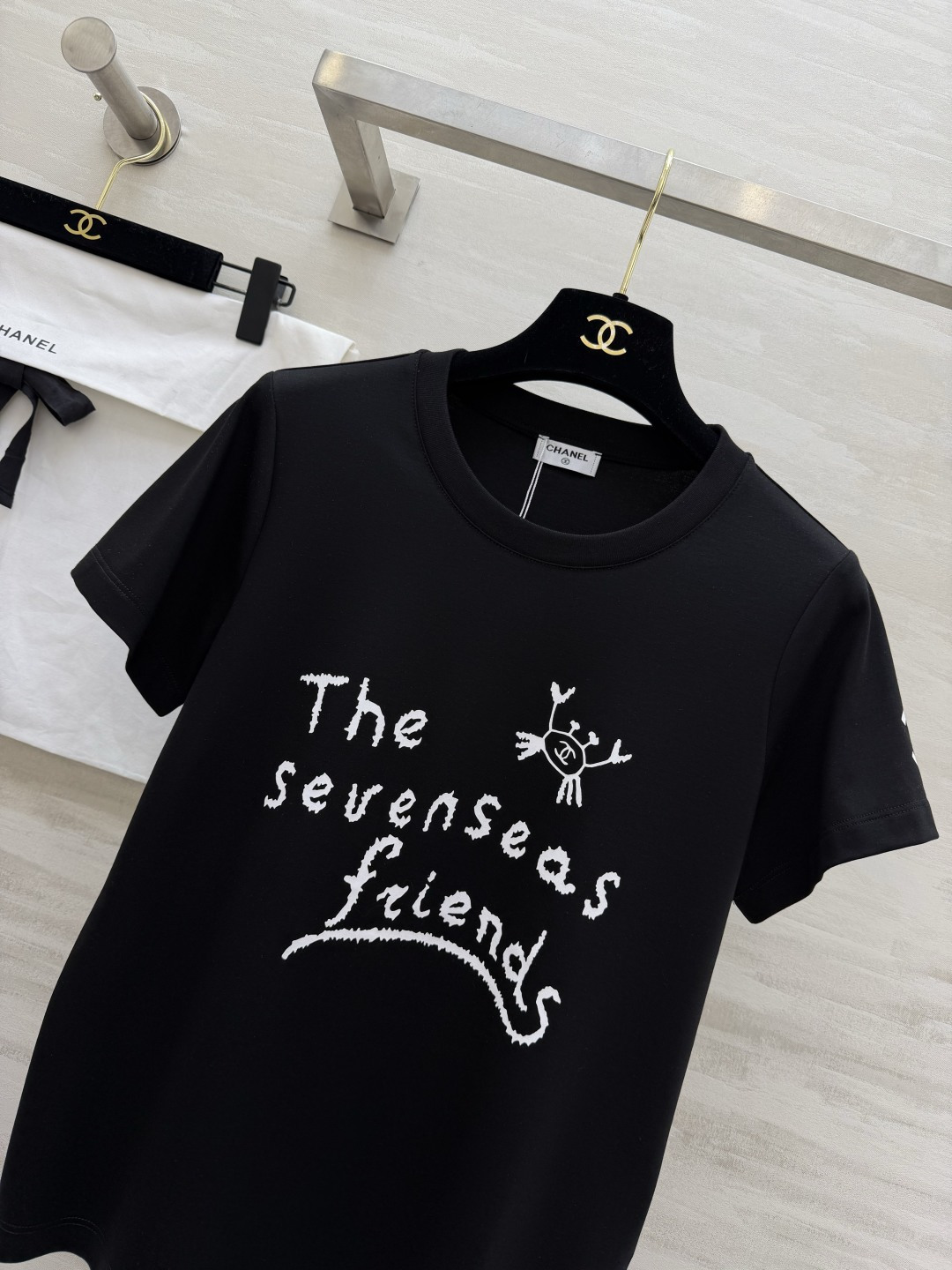 ✨Chane♡²⁶春夏新款 字母T恤｜把艺术感穿在身上✨「The sevenseas friends」字