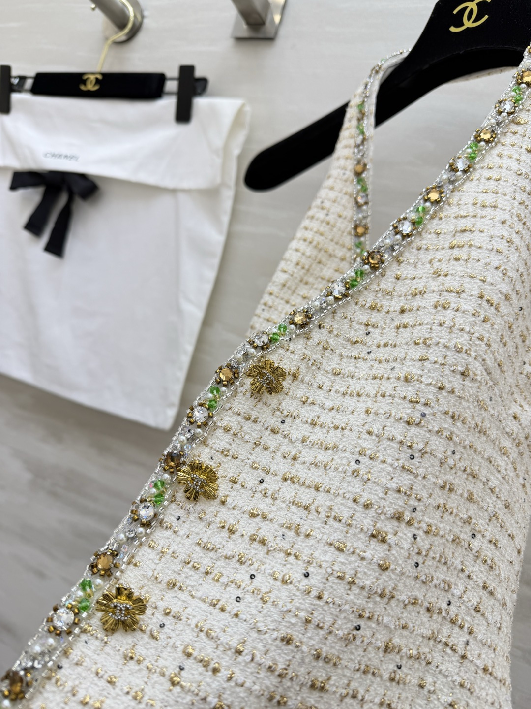 #Chane♡²⁶C白金粗花呢挂脖马甲​​ 经典粗花呢材质 彩色珠饰贵气满满！挂脖设计凸显肩颈线条 V字