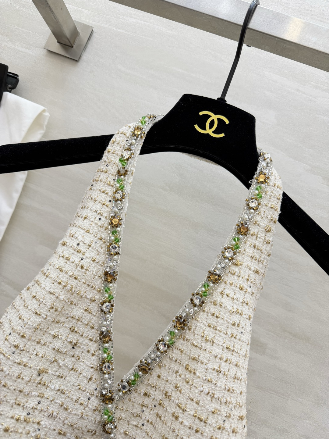 #Chane♡²⁶C白金粗花呢挂脖马甲​​ 经典粗花呢材质 彩色珠饰贵气满满！挂脖设计凸显肩颈线条 V字