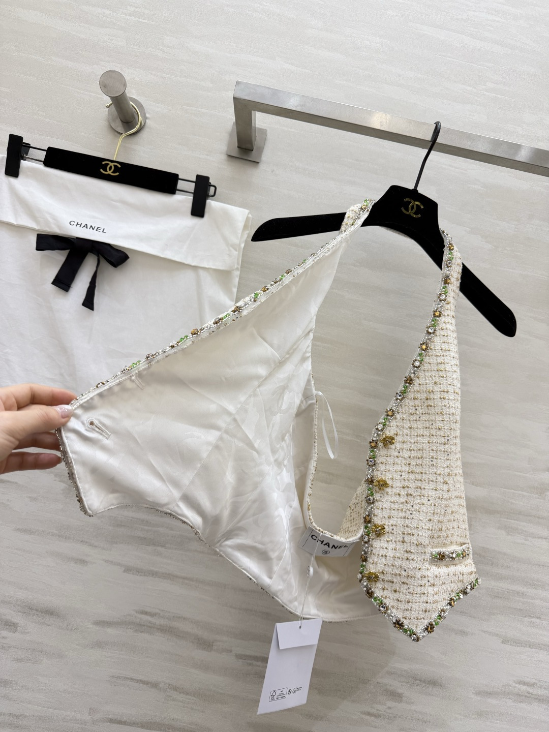 #Chane♡²⁶C白金粗花呢挂脖马甲​​ 经典粗花呢材质 彩色珠饰贵气满满！挂脖设计凸显肩颈线条 V字