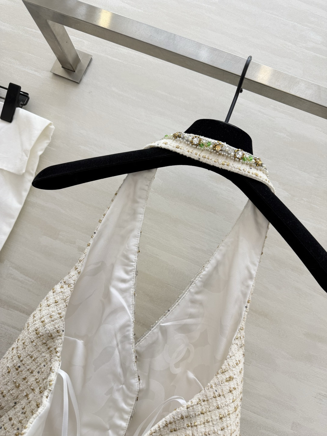 #Chane♡²⁶C白金粗花呢挂脖马甲​​ 经典粗花呢材质 彩色珠饰贵气满满！挂脖设计凸显肩颈线条 V字