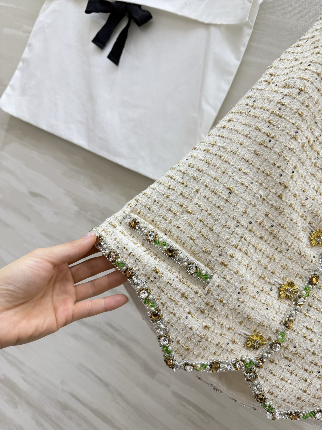 #Chane♡²⁶C白金粗花呢挂脖马甲​​ 经典粗花呢材质 彩色珠饰贵气满满！挂脖设计凸显肩颈线条 V字