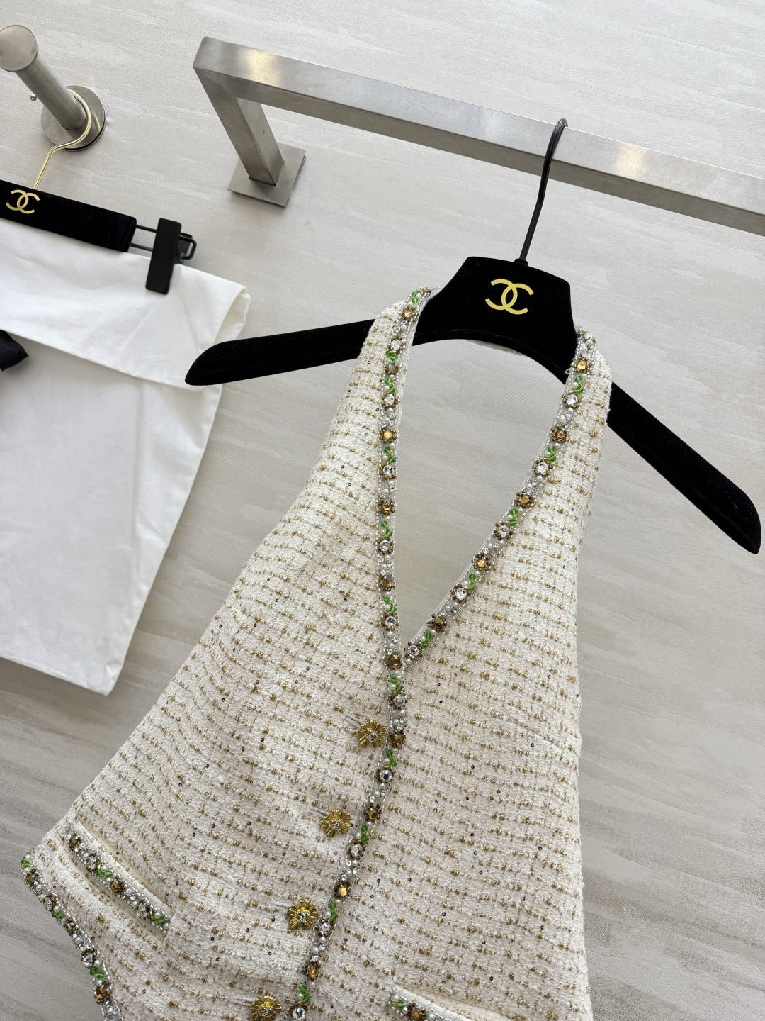 #Chane♡²⁶C白金粗花呢挂脖马甲​​ 经典粗花呢材质 彩色珠饰贵气满满！挂脖设计凸显肩颈线条 V字