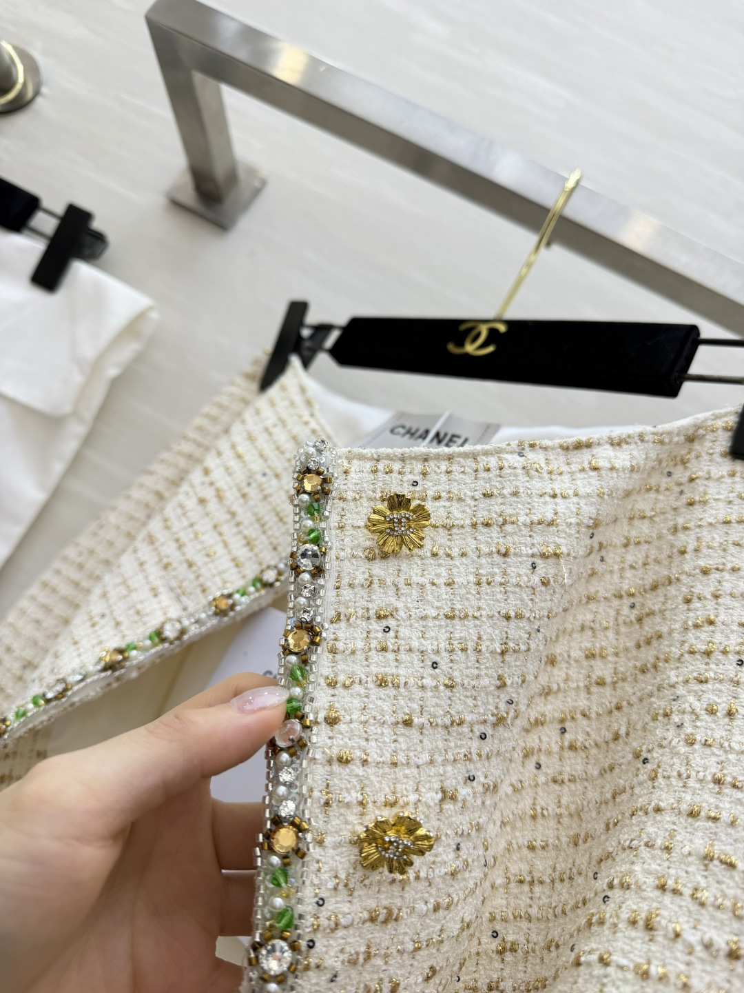 #Chane♡²⁶早春新款 白金粗花呢半裙 经典斜纹软呢材质 彩色珠饰点缀贵气优雅 直筒剪裁 单排彩色纽