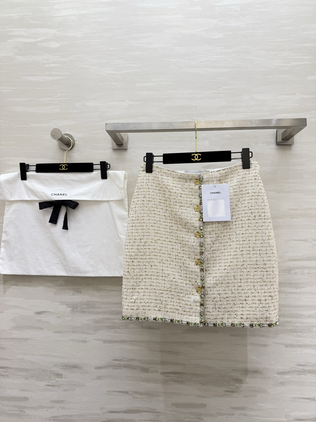 #Chane♡²⁶早春新款 白金粗花呢半裙 经典斜纹软呢材质 彩色珠饰点缀贵气优雅 直筒剪裁 单排彩色纽