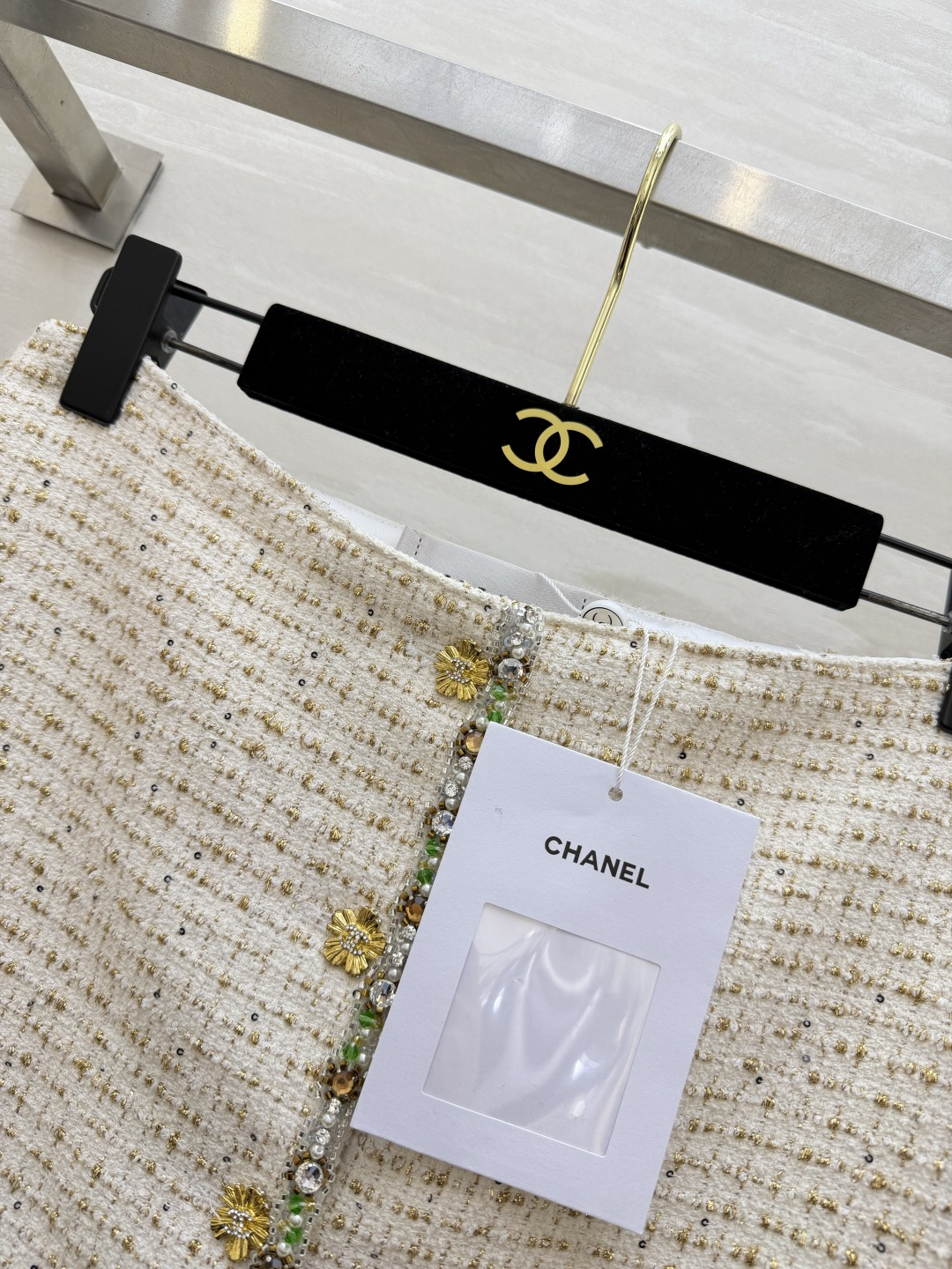 #Chane♡²⁶早春新款 白金粗花呢半裙 经典斜纹软呢材质 彩色珠饰点缀贵气优雅 直筒剪裁 单排彩色纽