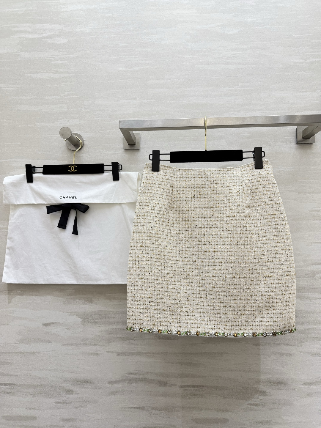 #Chane♡²⁶早春新款 白金粗花呢半裙 经典斜纹软呢材质 彩色珠饰点缀贵气优雅 直筒剪裁 单排彩色纽