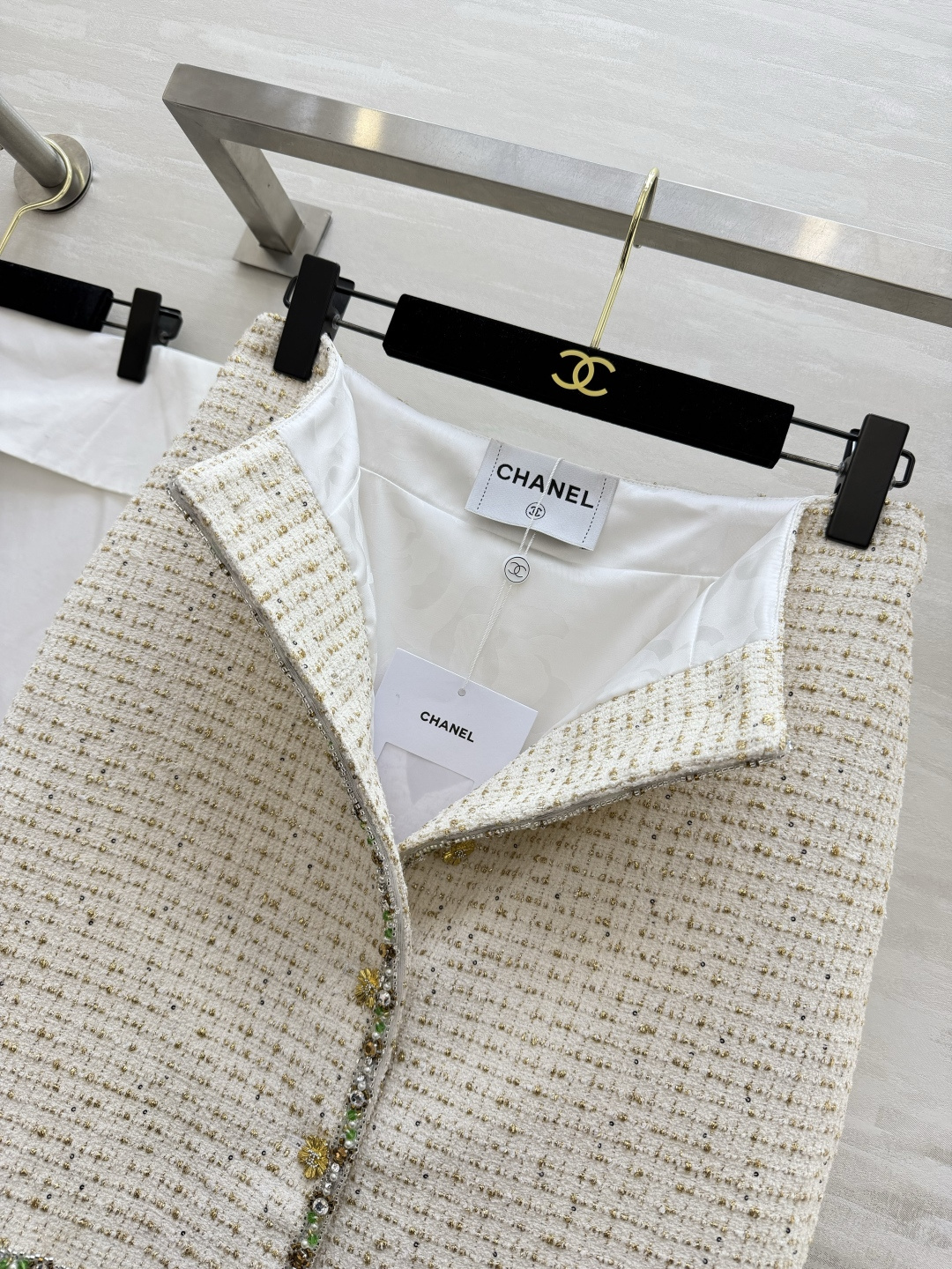 #Chane♡²⁶早春新款 白金粗花呢半裙 经典斜纹软呢材质 彩色珠饰点缀贵气优雅 直筒剪裁 单排彩色纽