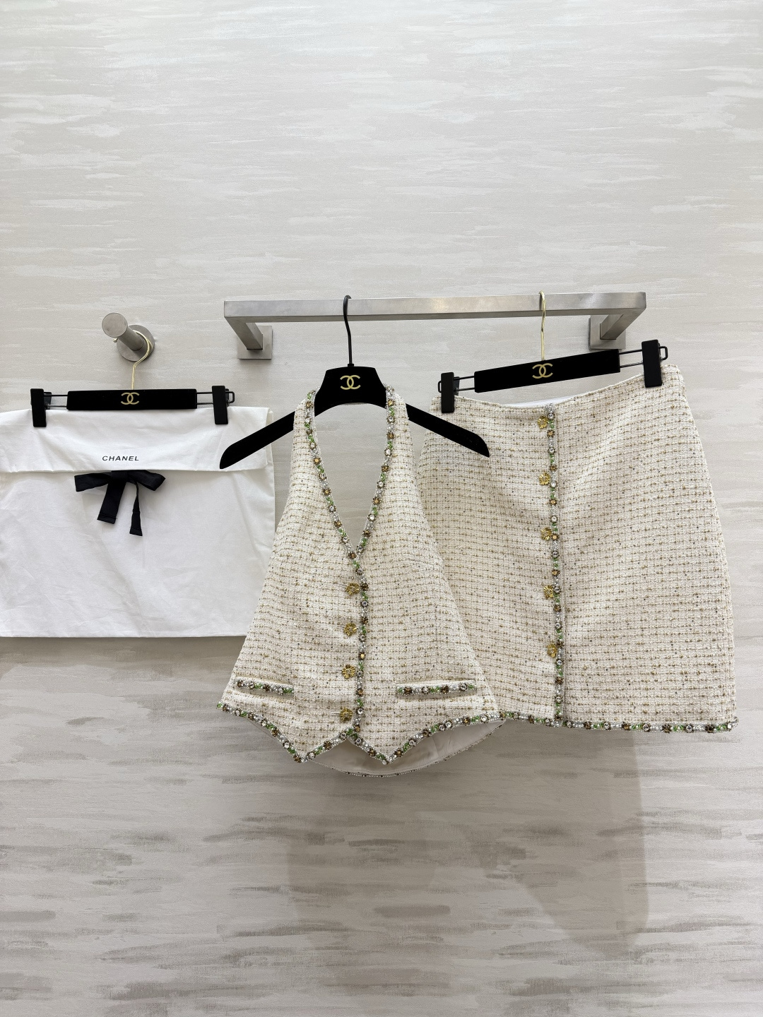 #Chane♡²⁶早春新款 白金粗花呢半裙 经典斜纹软呢材质 彩色珠饰点缀贵气优雅 直筒剪裁 单排彩色纽