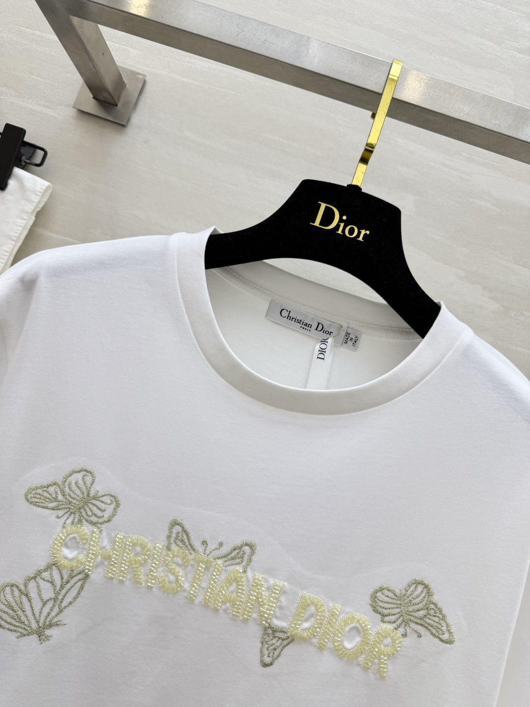 #DIO♡²⁶春夏新款 蝴蝶🦋重工刺绣🪡 字母logo钉珠短袖T恤 满满精致工艺感 纯棉质地亲肤舒适 高