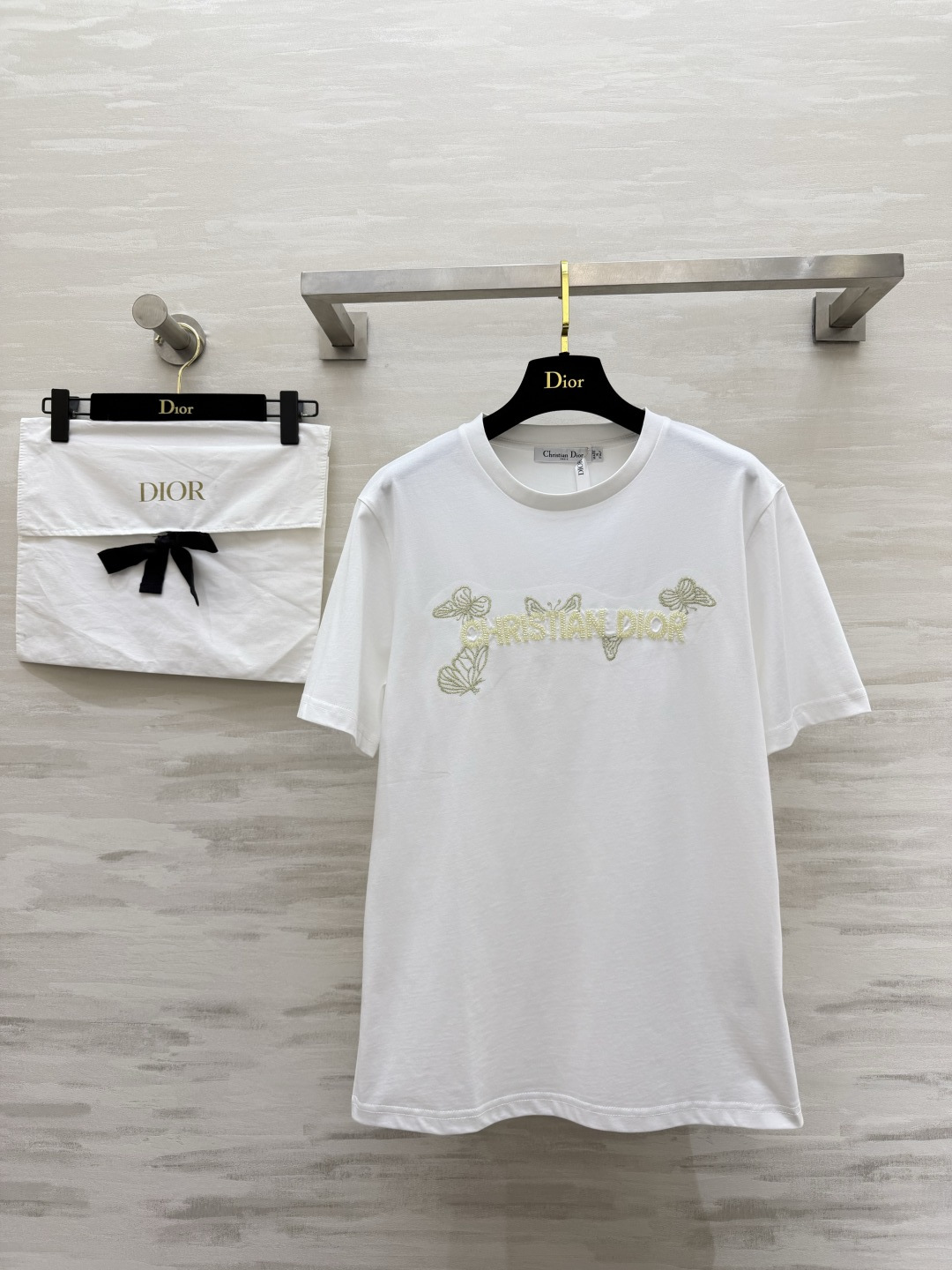 #DIO♡²⁶春夏新款 蝴蝶🦋重工刺绣🪡 字母logo钉珠短袖T恤 满满精致工艺感 纯棉质地亲肤舒适 高