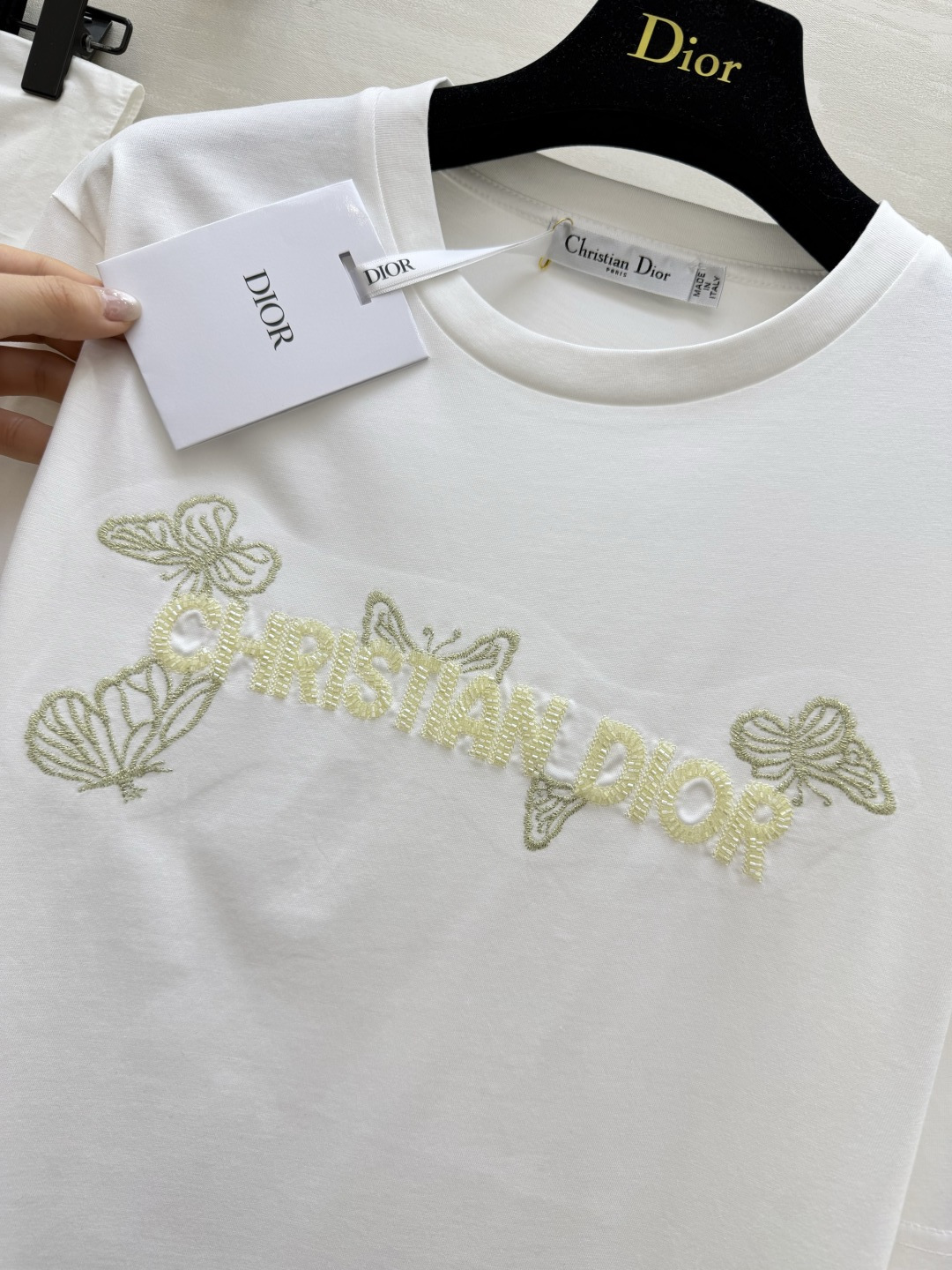 #DIO♡²⁶春夏新款 蝴蝶🦋重工刺绣🪡 字母logo钉珠短袖T恤 满满精致工艺感 纯棉质地亲肤舒适 高
