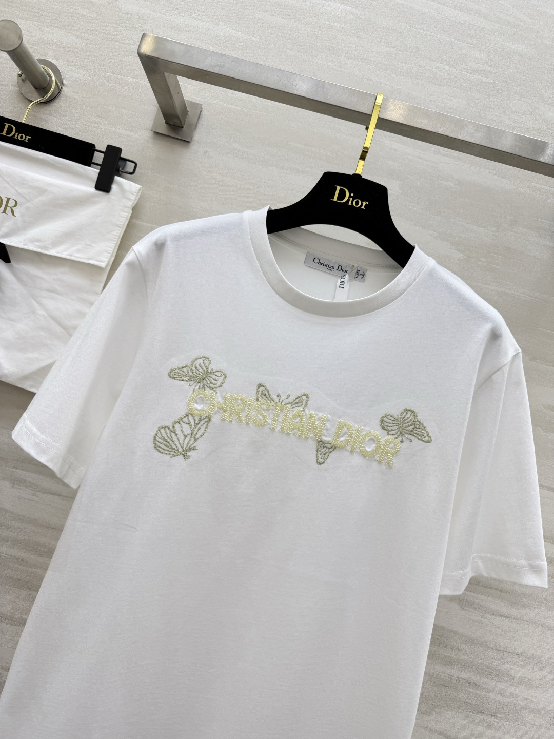 #DIO♡²⁶春夏新款 蝴蝶🦋重工刺绣🪡 字母logo钉珠短袖T恤 满满精致工艺感 纯棉质地亲肤舒适 高