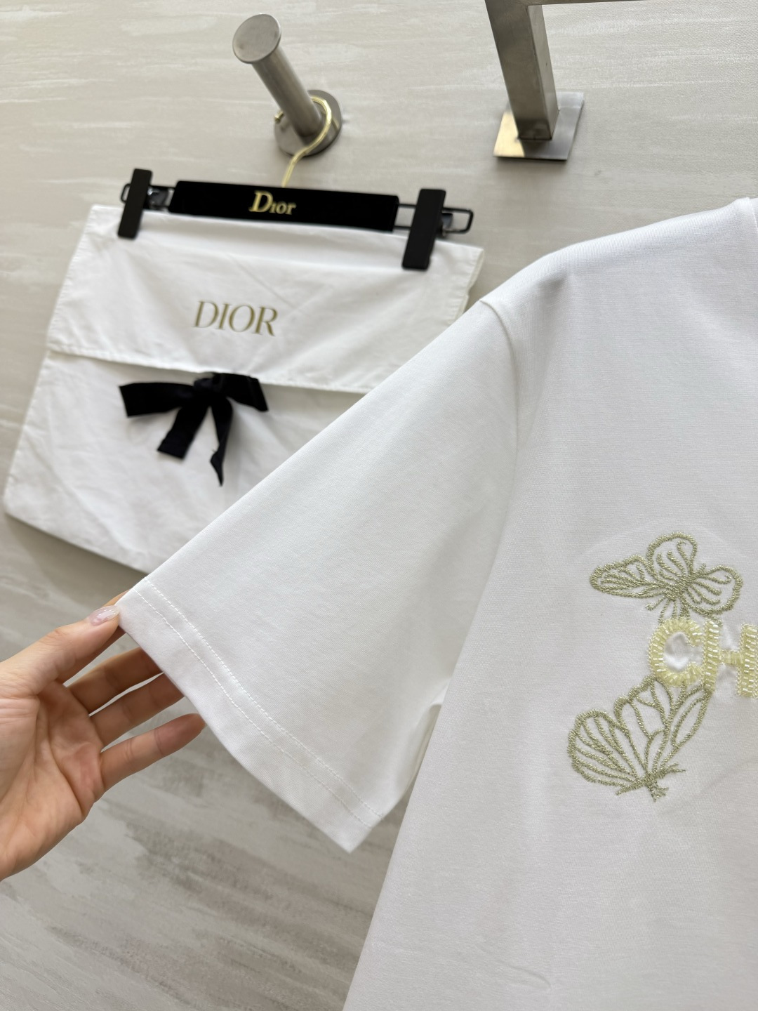 #DIO♡²⁶春夏新款 蝴蝶🦋重工刺绣🪡 字母logo钉珠短袖T恤 满满精致工艺感 纯棉质地亲肤舒适 高