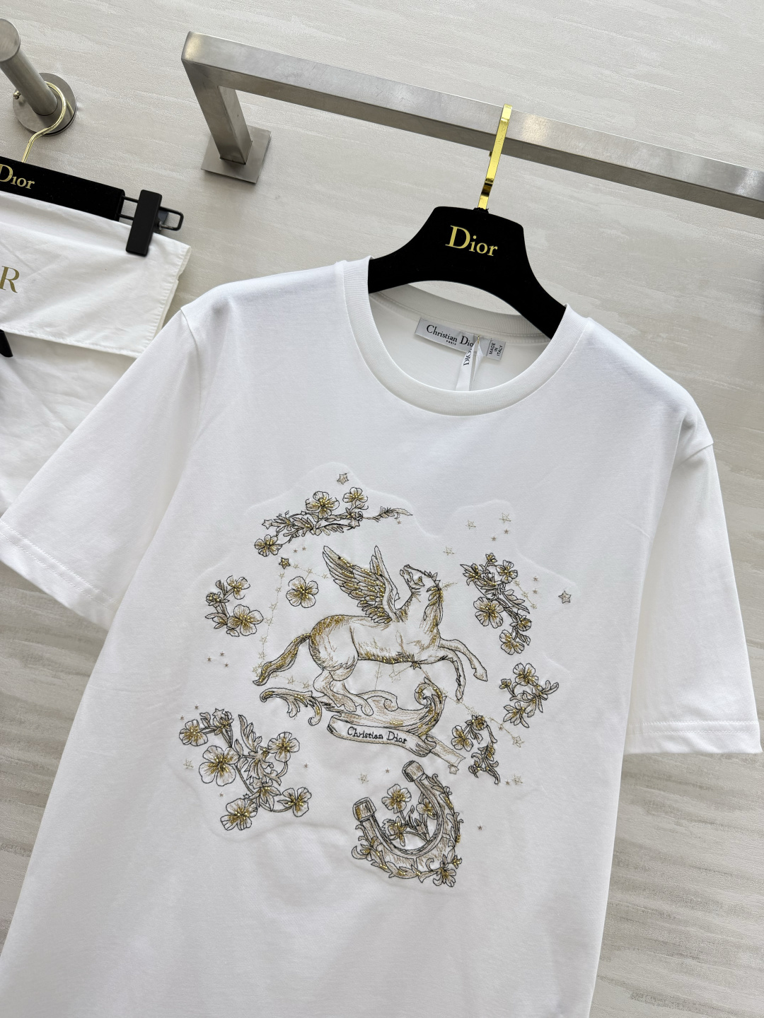 #Dio♡²⁶春夏新款 飞马刺绣钉珠T恤 选用高品质棉料柔软透气 夏天穿超舒服！正面飞马图案 纯手工刺绣