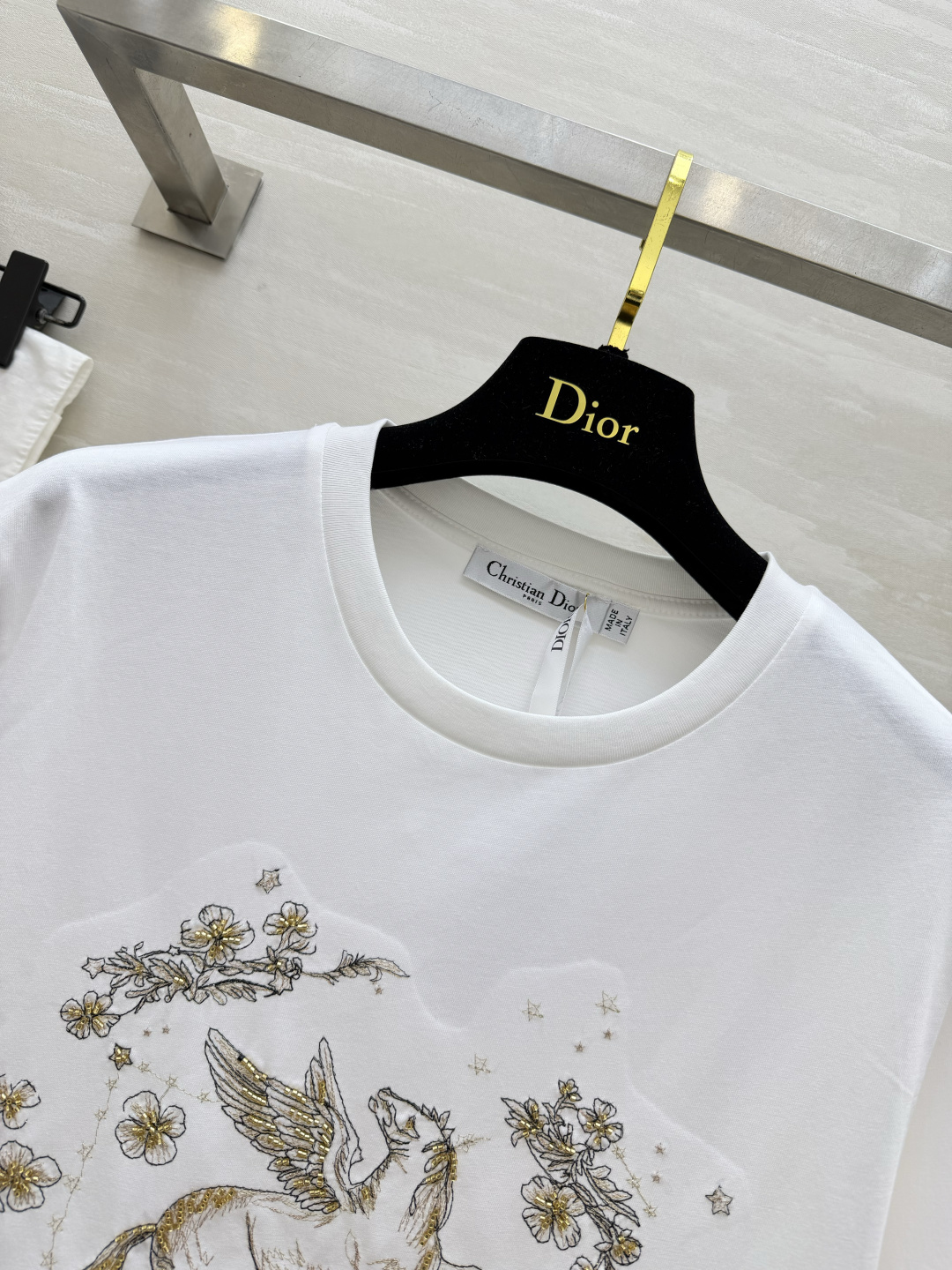 #Dio♡²⁶春夏新款 飞马刺绣钉珠T恤 选用高品质棉料柔软透气 夏天穿超舒服！正面飞马图案 纯手工刺绣