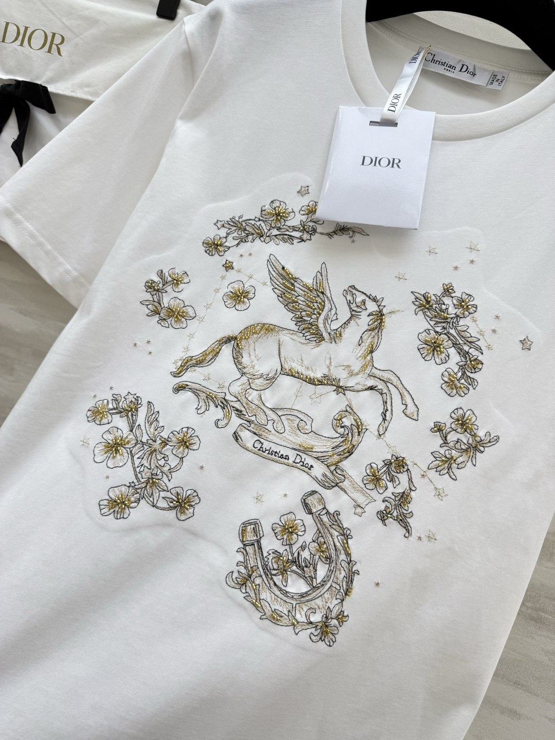 #Dio♡²⁶春夏新款 飞马刺绣钉珠T恤 选用高品质棉料柔软透气 夏天穿超舒服！正面飞马图案 纯手工刺绣
