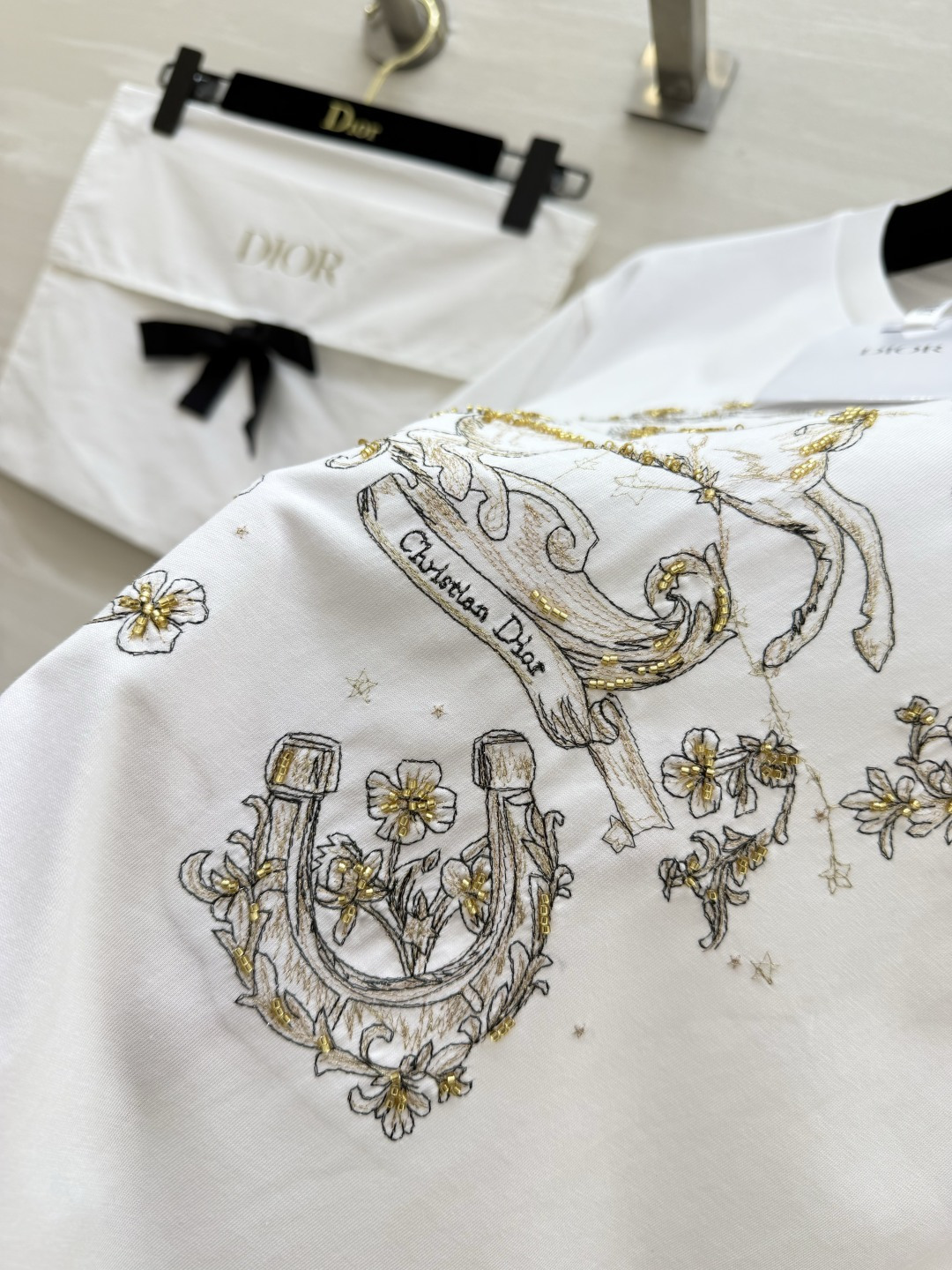 #Dio♡²⁶春夏新款 飞马刺绣钉珠T恤 选用高品质棉料柔软透气 夏天穿超舒服！正面飞马图案 纯手工刺绣