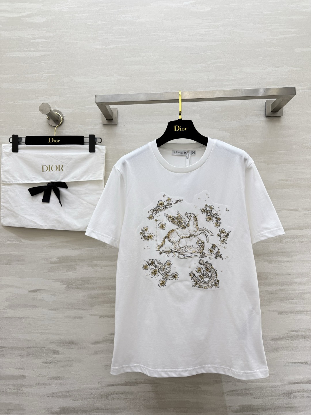 #Dio♡²⁶春夏新款 飞马刺绣钉珠T恤 选用高品质棉料柔软透气 夏天穿超舒服！正面飞马图案 纯手工刺绣