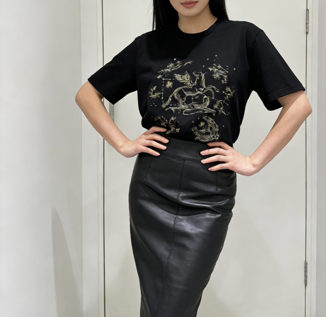 #Dio♡²⁶春夏新款 飞马刺绣钉珠T恤 选用高品质棉料柔软透气 夏天穿超舒服！正面飞马图案 纯手工刺绣