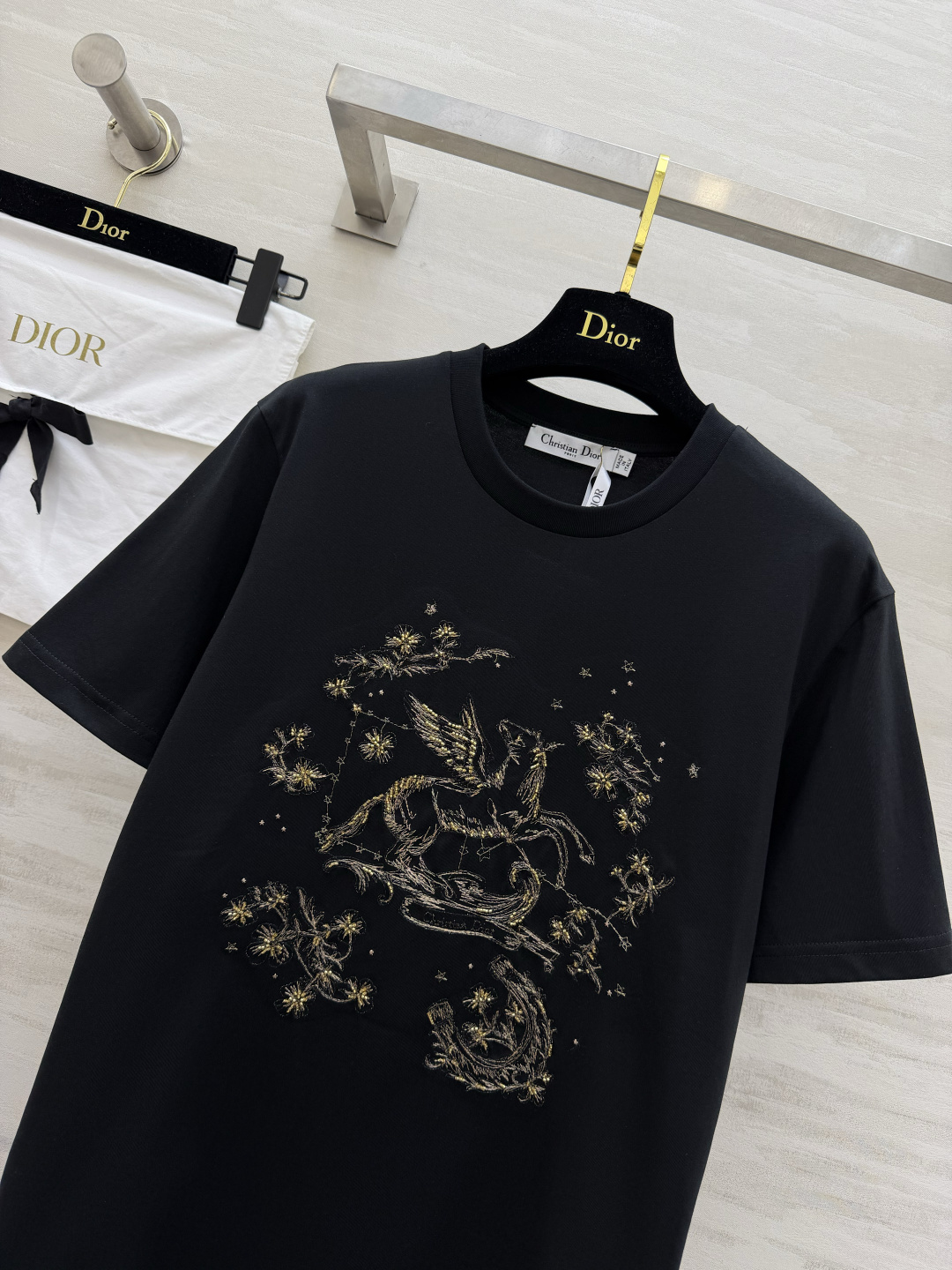 #Dio♡²⁶春夏新款 飞马刺绣钉珠T恤 选用高品质棉料柔软透气 夏天穿超舒服！正面飞马图案 纯手工刺绣