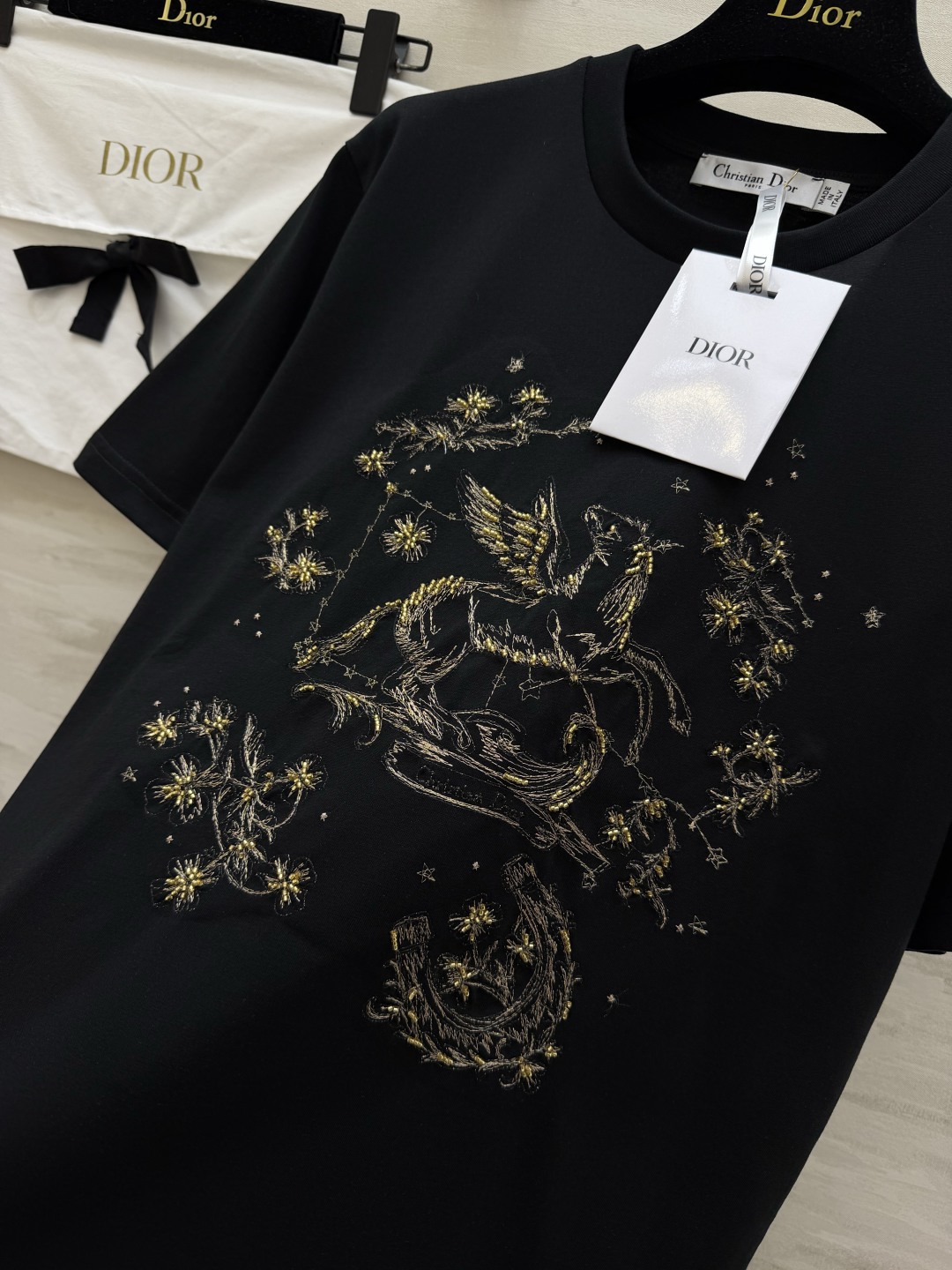 #Dio♡²⁶春夏新款 飞马刺绣钉珠T恤 选用高品质棉料柔软透气 夏天穿超舒服！正面飞马图案 纯手工刺绣