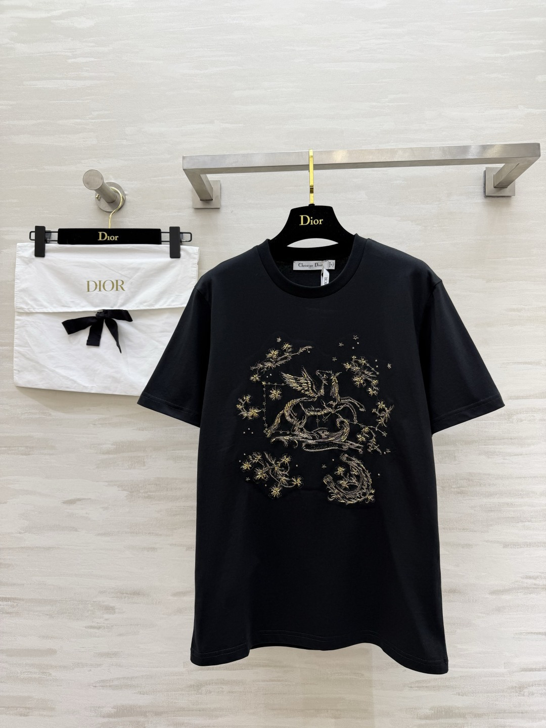 #Dio♡²⁶春夏新款 飞马刺绣钉珠T恤 选用高品质棉料柔软透气 夏天穿超舒服！正面飞马图案 纯手工刺绣