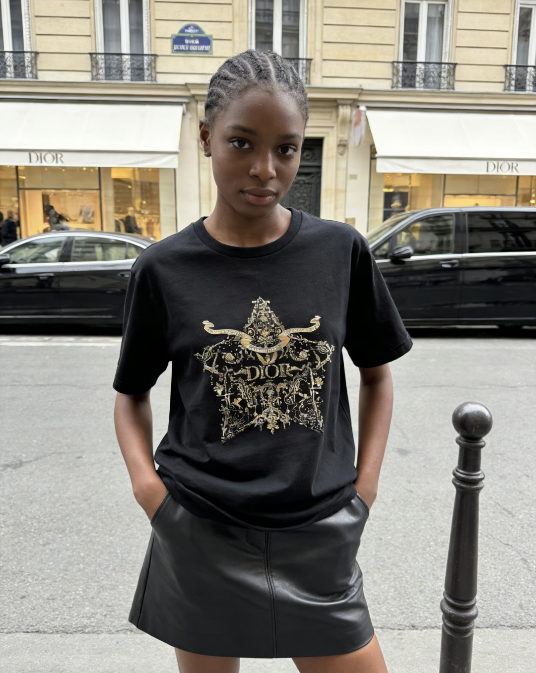 #Dio♡²⁶春夏新款 重工刺绣🪡印花T恤 胸前金色徽章图案超有辨识度 融合品牌标志和巴洛克元素 奢华感