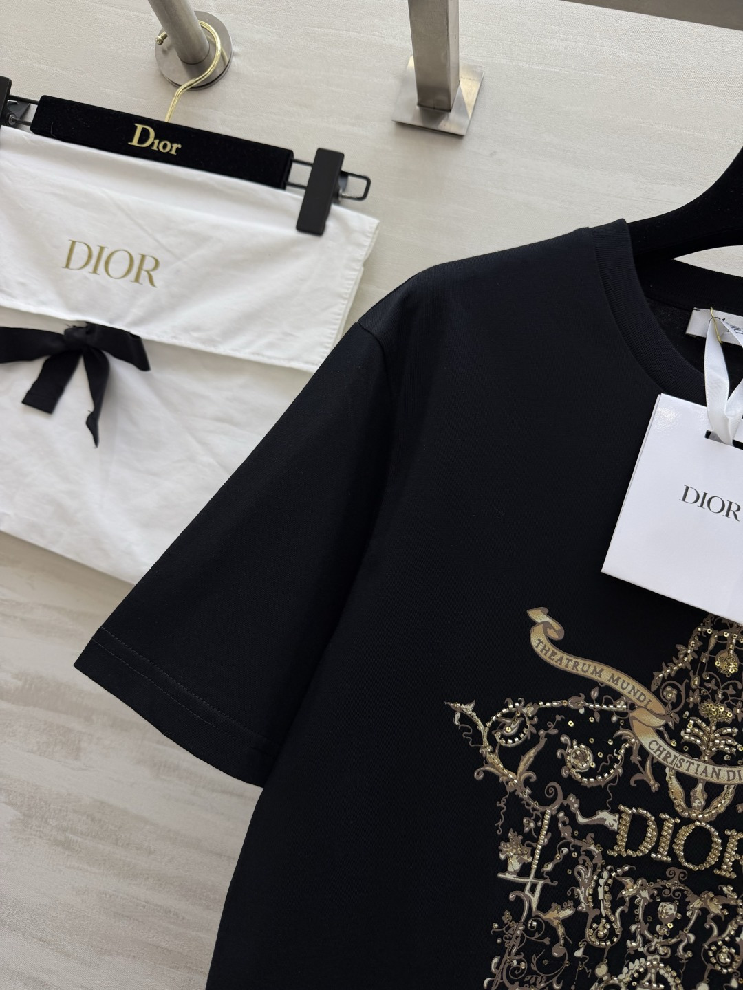 #Dio♡²⁶春夏新款 重工刺绣🪡印花T恤 胸前金色徽章图案超有辨识度 融合品牌标志和巴洛克元素 奢华感