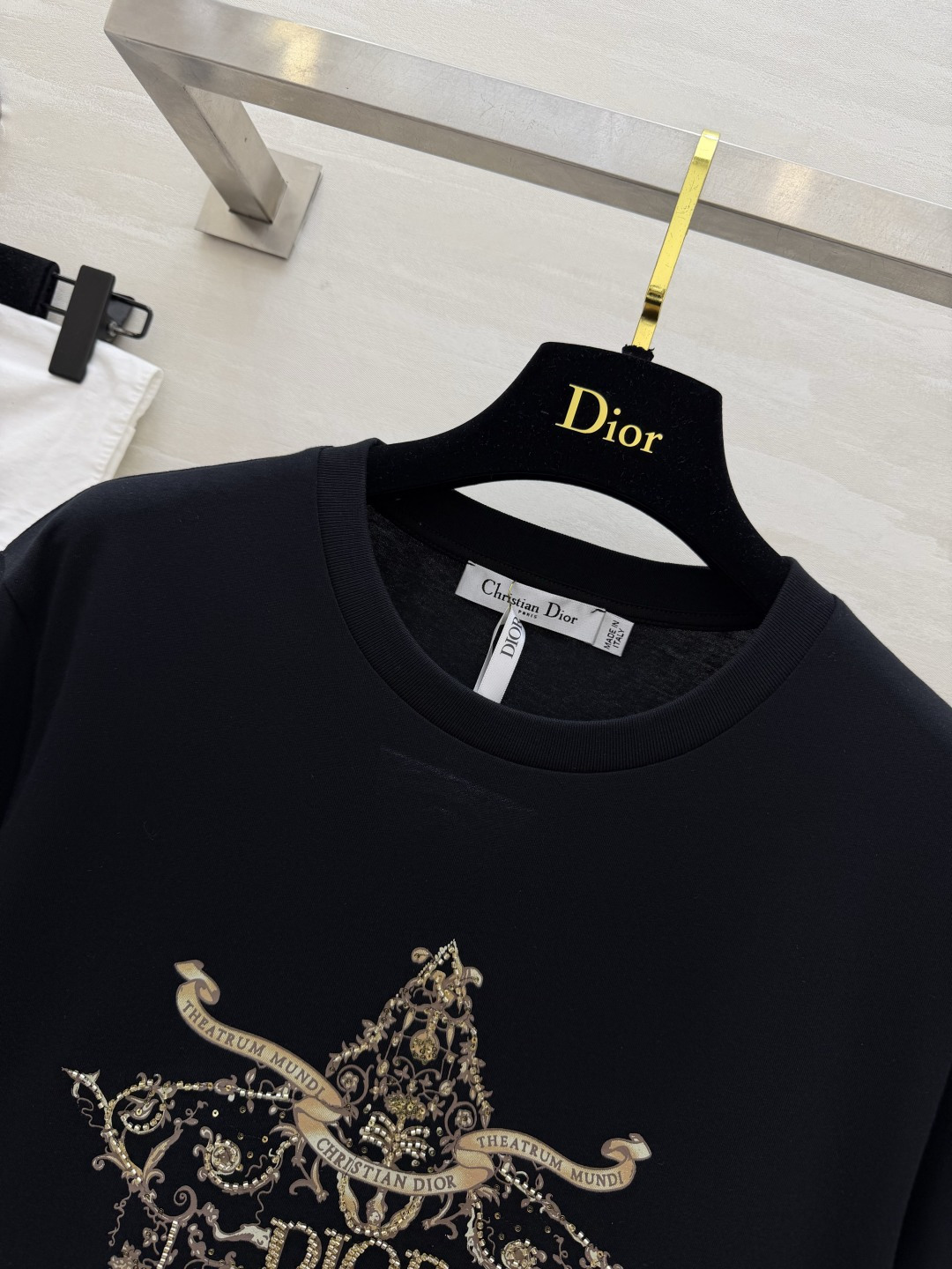 #Dio♡²⁶春夏新款 重工刺绣🪡印花T恤 胸前金色徽章图案超有辨识度 融合品牌标志和巴洛克元素 奢华感