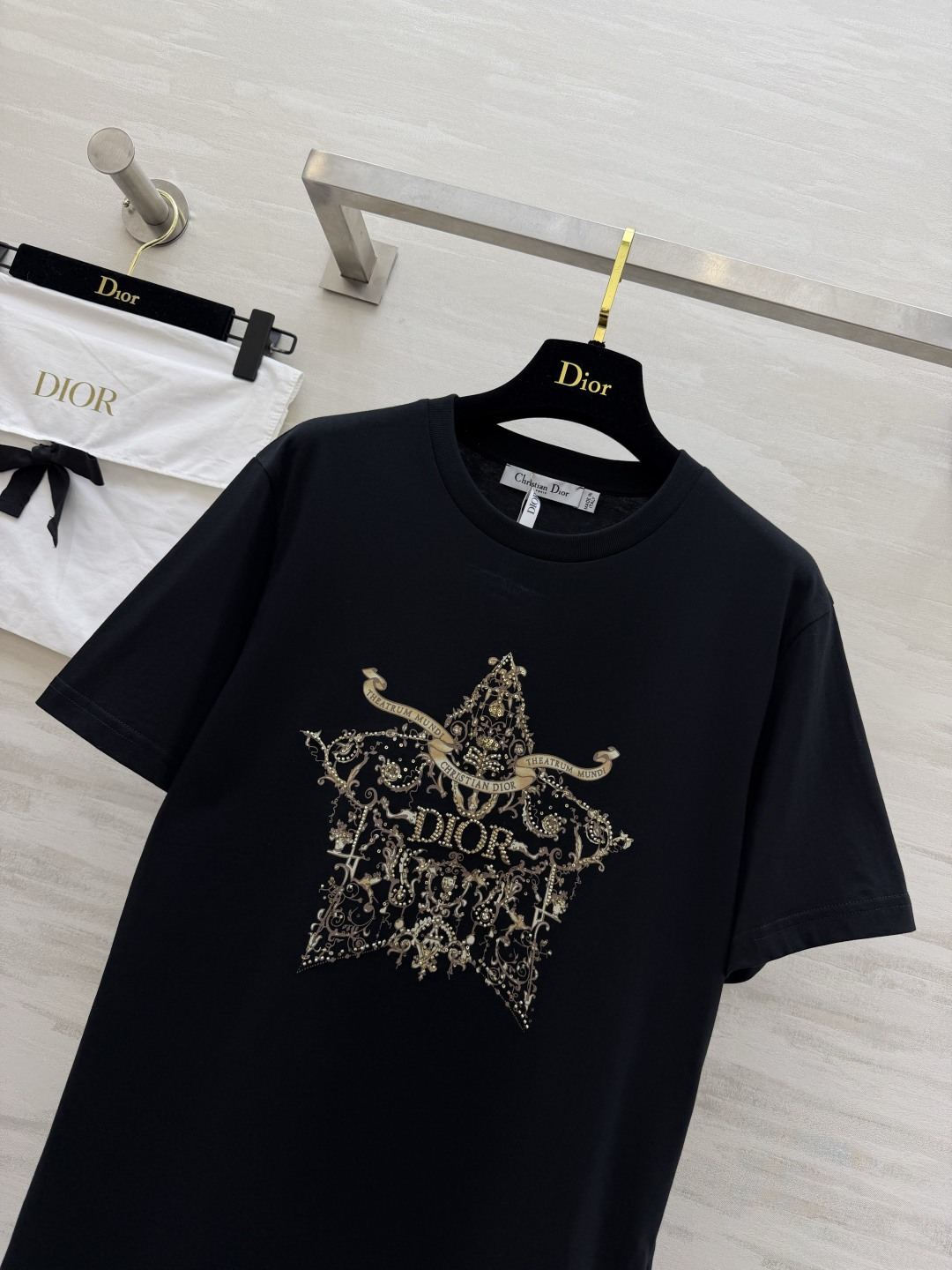 #Dio♡²⁶春夏新款 重工刺绣🪡印花T恤 胸前金色徽章图案超有辨识度 融合品牌标志和巴洛克元素 奢华感