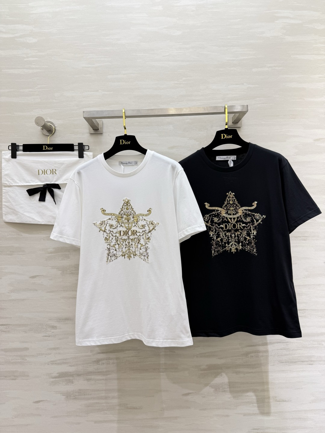 #Dio♡²⁶春夏新款 重工刺绣🪡印花T恤 胸前金色徽章图案超有辨识度 融合品牌标志和巴洛克元素 奢华感