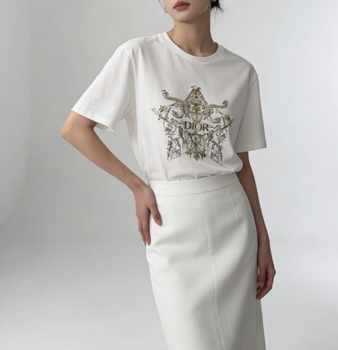 #Dio♡²⁶春夏新款 重工刺绣🪡印花T恤 胸前金色徽章图案超有辨识度 融合品牌标志和巴洛克元素 奢华感