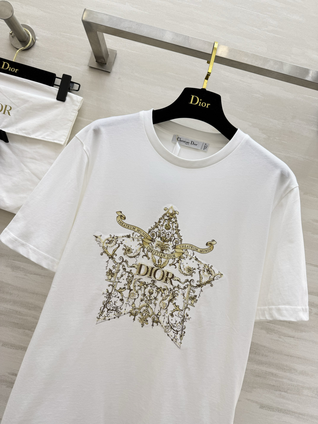 #Dio♡²⁶春夏新款 重工刺绣🪡印花T恤 胸前金色徽章图案超有辨识度 融合品牌标志和巴洛克元素 奢华感