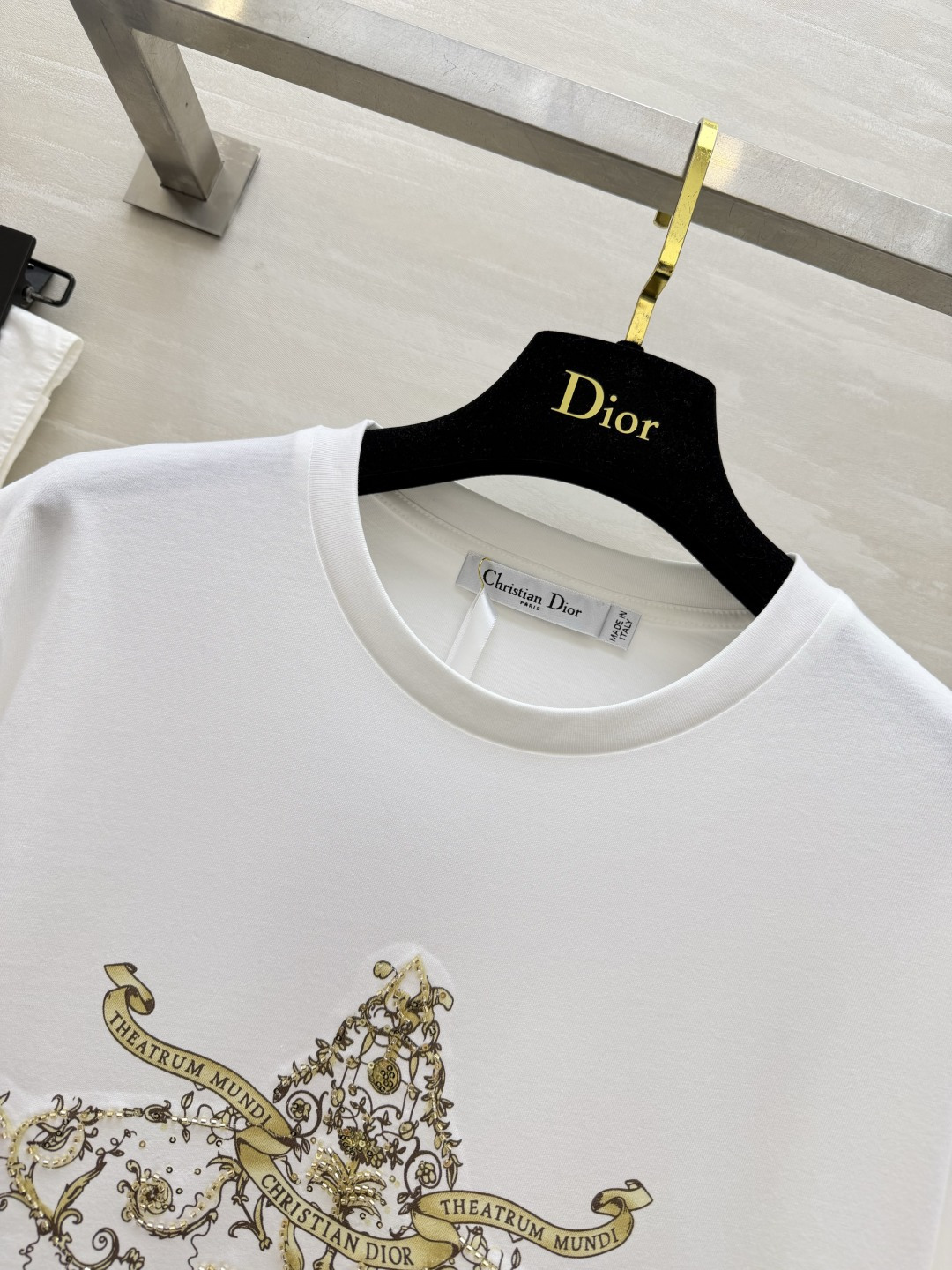 #Dio♡²⁶春夏新款 重工刺绣🪡印花T恤 胸前金色徽章图案超有辨识度 融合品牌标志和巴洛克元素 奢华感