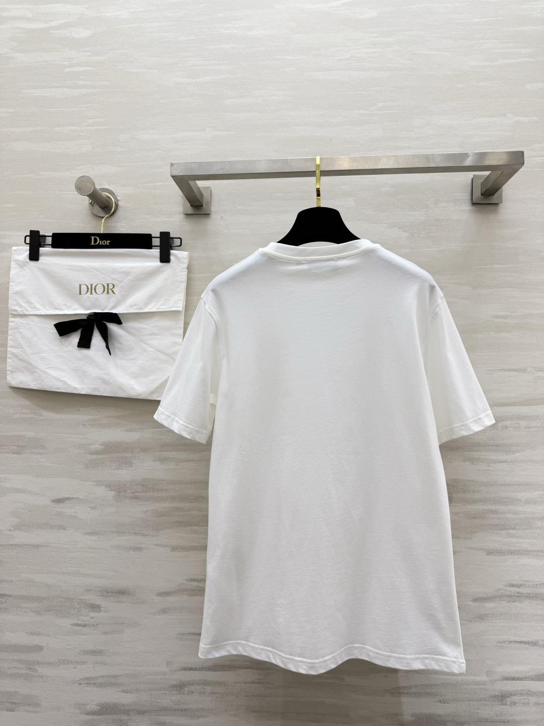 #Dio♡²⁶春夏新款 重工刺绣🪡印花T恤 胸前金色徽章图案超有辨识度 融合品牌标志和巴洛克元素 奢华感