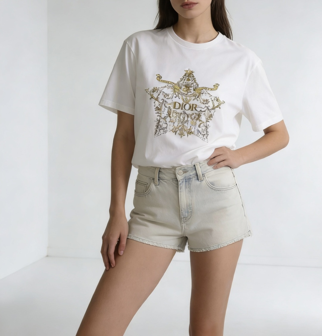 #Dio♡²⁶春夏新款 重工刺绣🪡印花T恤 胸前金色徽章图案超有辨识度 融合品牌标志和巴洛克元素 奢华感