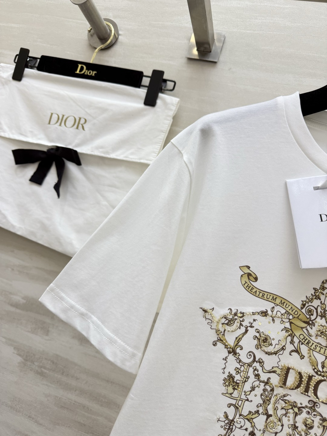 #Dio♡²⁶春夏新款 重工刺绣🪡印花T恤 胸前金色徽章图案超有辨识度 融合品牌标志和巴洛克元素 奢华感