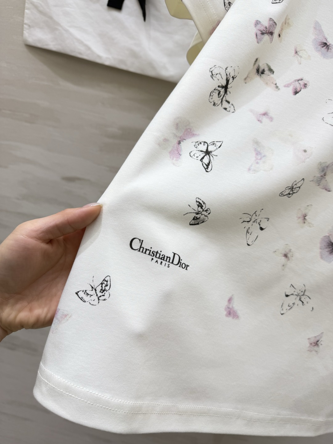 #Dio♡²⁶春夏新款 蝴蝶印花T恤 选用柔软纯棉面料透气舒适 夏天穿超合适！白色底色配蝴蝶印花清新又优