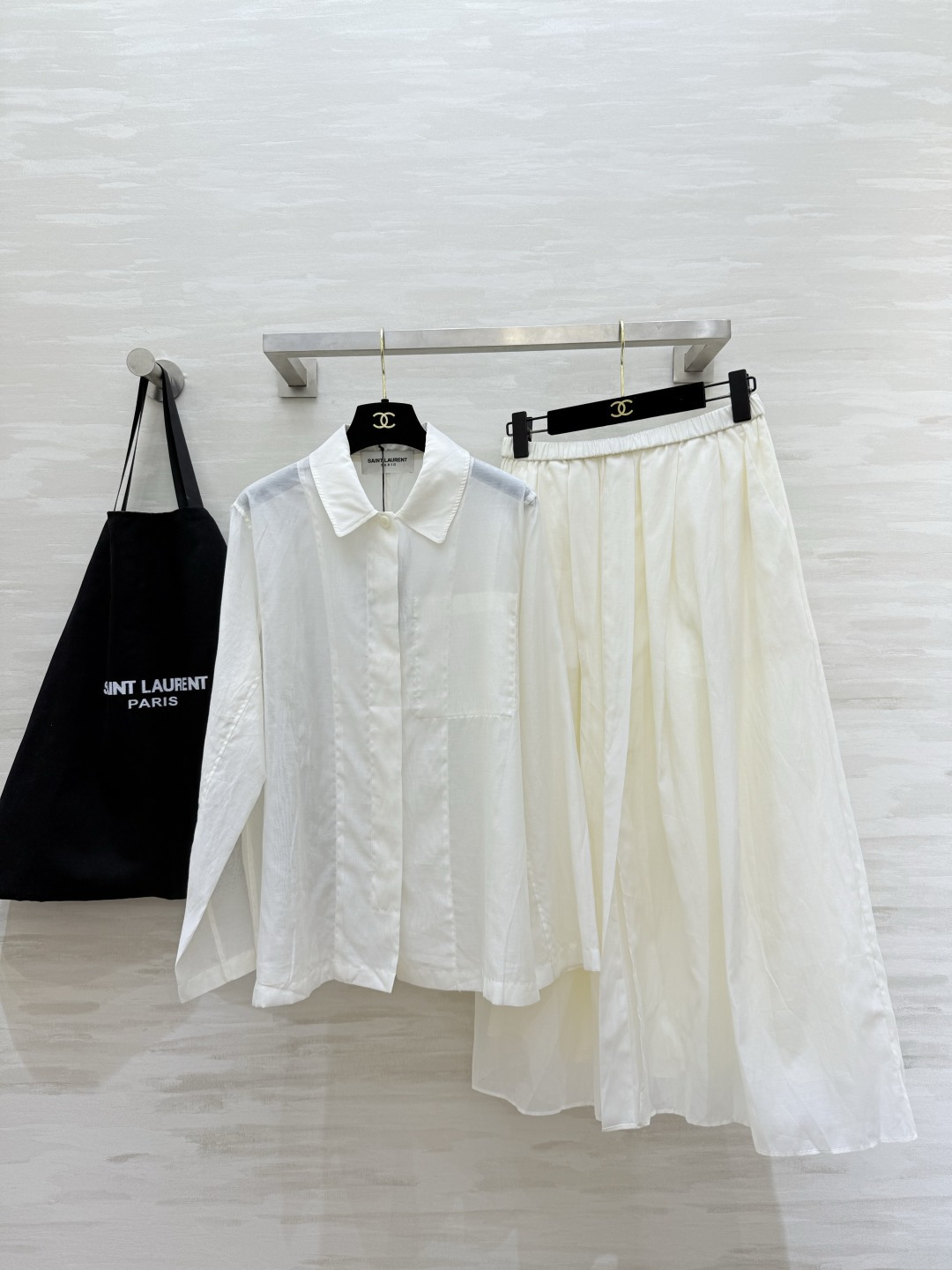 NO:804979,Tops, Skirts #ysl Spring and Summer New Style 8MM Silk Cotton Thread Shirt and Skirt Exclusively customized 8MM Silk Cotton Thread. It combines the luster of silk with the softness of cotton, presenting a smooth and soft appearance. The upper body is as thin as a cicada and is extremely light. A set of upper body has a lazy silhouette and a sense of breathing. High-quality customization Available in stock first size S/M/L (M size shoulder width 39, bust 104, length 68, skirt waist 66, skirt length 86, saint laurent, skirts,19860909上衣,半裙#ysl春夏新款 8MM丝绵綃衬衣半裙 独家定制8MM丝棉綃 采将丝质的光泽和棉花的柔软相结合 呈现出光滑柔和的外观 薄如蝉翼上身极轻一套上身自带慵懒廓形和呼吸感 高品质定制 现货首发sizeS/M/L（M码肩宽39,胸围104,衣长68,半裙腰围66,裙长86,,saint laurent,skirts,,Women's clothing