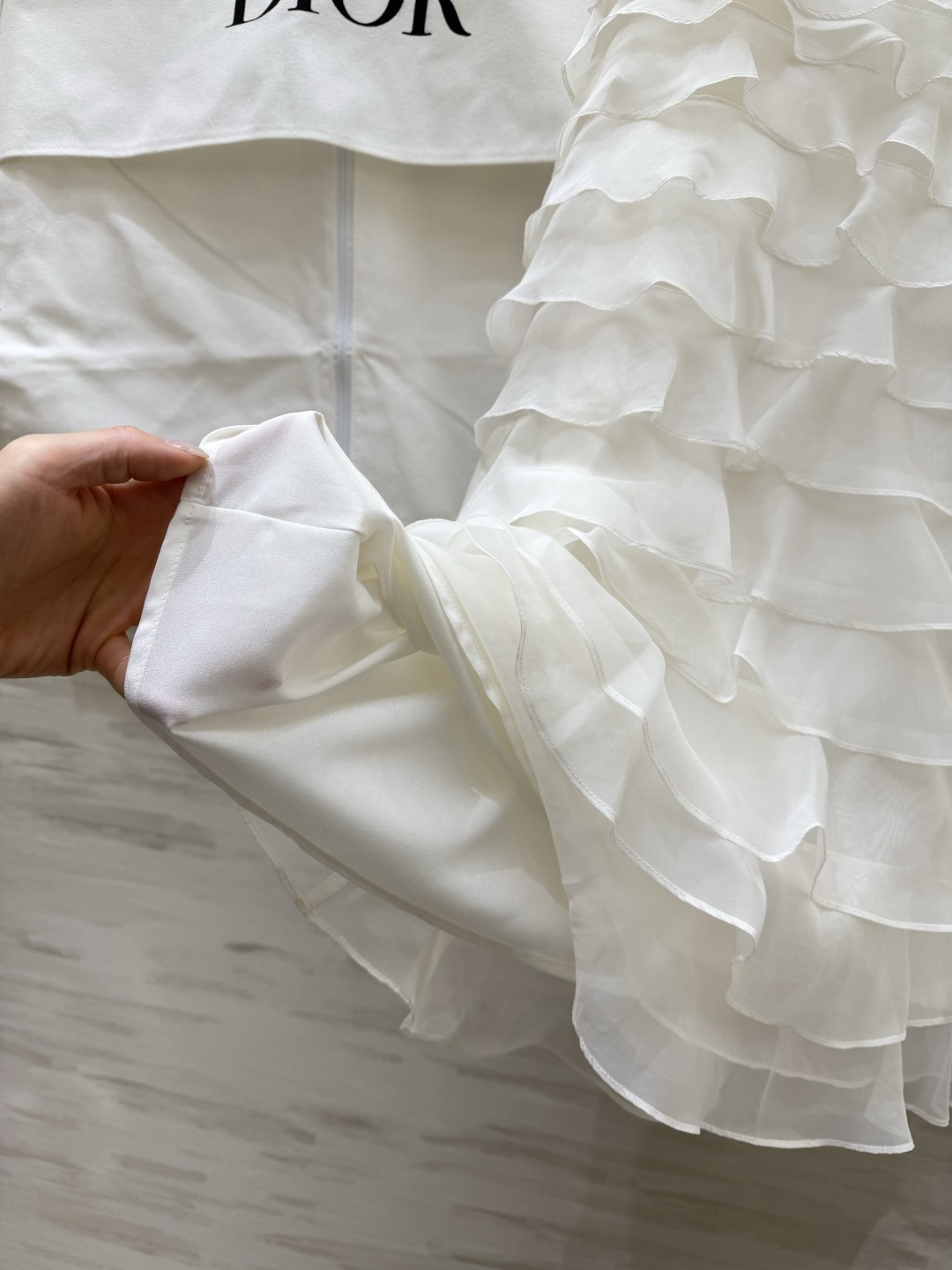 #Dio♡²⁶新款 真丝欧根纱蛋糕裙 采用多层荷叶边设计轻盈飘逸 法式优雅感满满✨ 真丝欧根纱面料自带柔