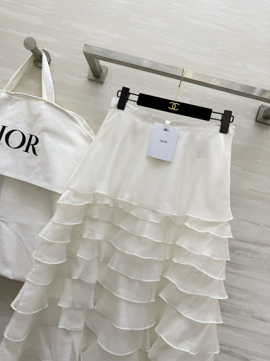 #Dio♡²⁶新款 真丝欧根纱蛋糕裙 采用多层荷叶边设计轻盈飘逸 法式优雅感满满✨ 真丝欧根纱面料自带柔