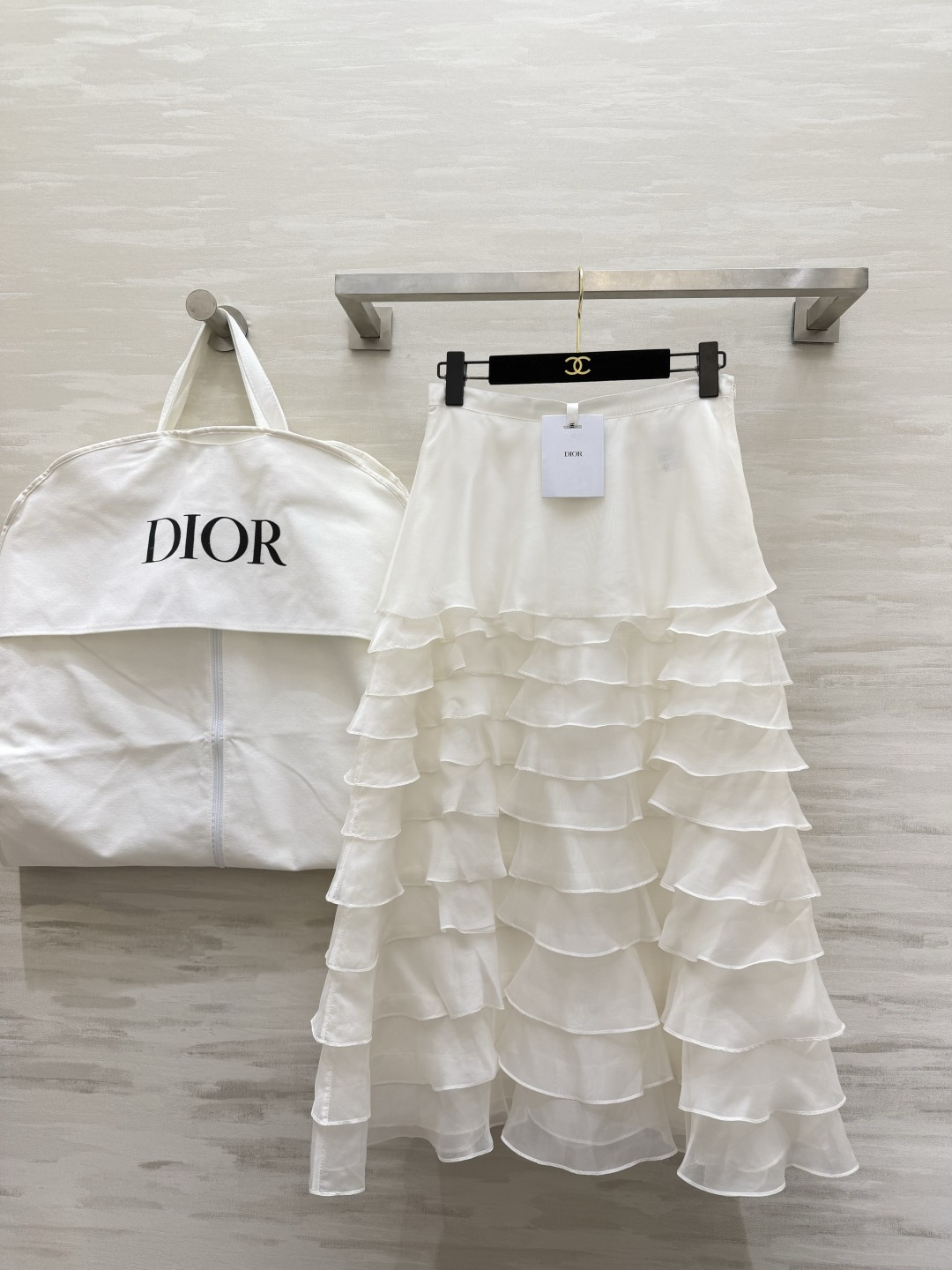 #Dio♡²⁶新款 真丝欧根纱蛋糕裙 采用多层荷叶边设计轻盈飘逸 法式优雅感满满✨ 真丝欧根纱面料自带柔